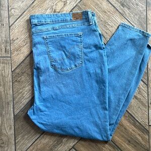Signature Levi’s totally shaping skinny jeans W39
